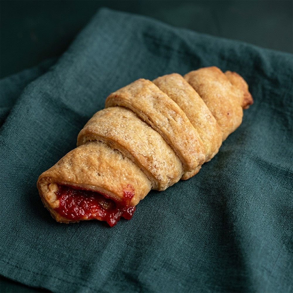 Málnás töltelékes, ropogós croissant zöld alapon.