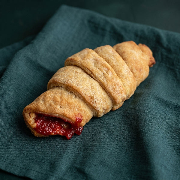 Málnás töltelékes, ropogós croissant zöld alapon.