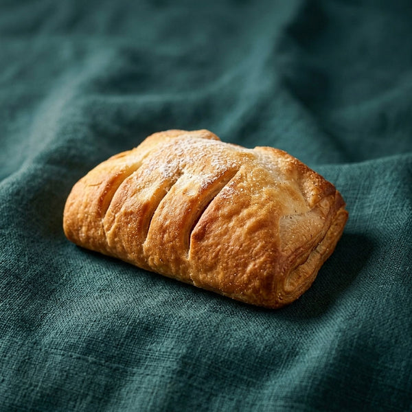 Porcukorral hintett, rácsos mintás meggyes táska sötétzöld szalvétán.
