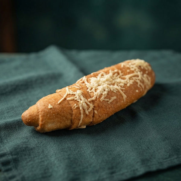 Ropogós, reszelt sajttal megszórt sötétzöld szalvétás stangli.