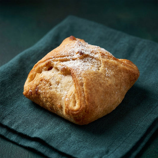 Porcukorral megszórt, batyu formájú táska köleses töltelékkel.