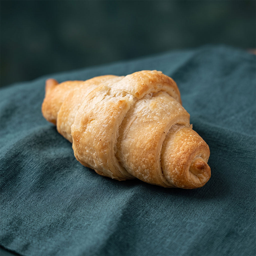 Réteges, vajas tésztájú, aranybarna, klasszikus formájú croissant.