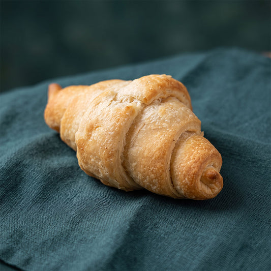 Réteges, vajas tésztájú, aranybarna, klasszikus formájú croissant.